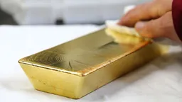Стоимость золота упала почти до $4000 за тройскую унцию