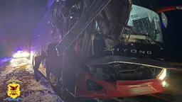 Автобус с вахтовиками влетел в большегруз на трассе в Забайкалье