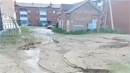 Вода вышла из колодца, затопила тротуар и размыла дорогу в Улан-Удэ