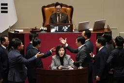 韩朝野在定期国会会议最后一天仍激烈对峙