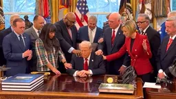 📹 Несколько американских пасторов помолились вместе с Дональдом Трампом в Овальном кабинете