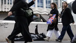 СМИ раскрыли личность художника Бэнкси