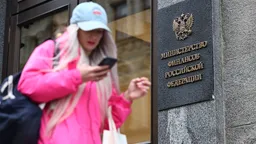 Следить за переводами между россиянами за счёт обмена данными с ЦБ позволит ФНС законопроект Минфина