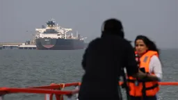 FT: Иран разрешил "невраждебным" судам проходить через Ормузский пролив