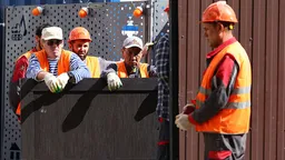 Мигрантам в России предлагают вакансии с зарплатой до 380 000 рублей