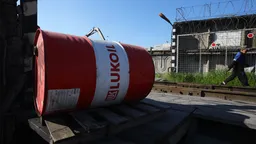 Молдова временно разрешила работу заправок «Лукойл»