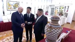Лукашенко подарил Ким Чен Ыну автомат — «на всякий случай, если враги появятся»