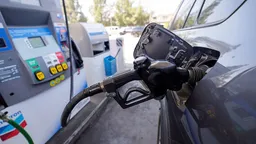 Цена бензина в США впервые с 2022 года поднялась выше четырех долларов за галлон