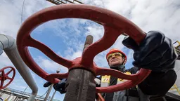 Доходы РФ от нефти в марте упали вдвое, но могут вырасти из-за войны в Иране