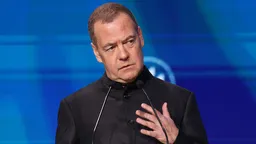 Учебники Дмитрия Медведева по обществознанию стали обязательными для всех российских школ