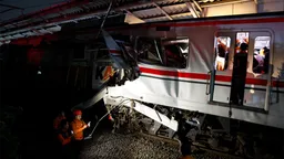 Четыре человека погибли при столкновении поездов в Индонезии