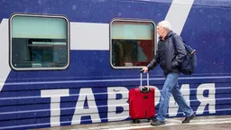 В сообщении между Крымом и соседней Россией задерживаются девять поездов из-за перекрытия Керченского моста – перевозчик