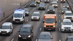 Три человека пострадали при наезде автомобиля на остановку в Москве