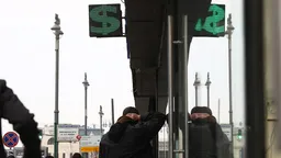 Рубль на форексе отправил доллар ниже 71 р/$ впервые февраля 23г