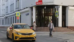 Индекс Мосбиржи впервые за полгода упал ниже 2500 пунктов