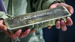 Стоимость серебра превысила $90 за унцию