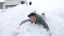 Большой сугроб на Миусской площади в Москве начали убирать