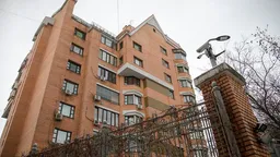 Судебные приставы приехали к дому Ларисы Долиной в Хамовниках, сообщают «РИА Новости»