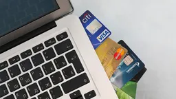 Число выданных кредитных карт снизилось на 43% в 2025 году