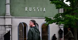 Pussy Riot и Femen провели акцию у павильона России на биеннале в Венеции