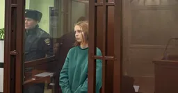 В Петербурге приговорили к 12 годам видеоблогерку, по заданию мошенников бросившую коктейль Молотова через ограждение здания полиции