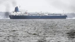 Российский теневой флот продолжает пересекать территориальные воды Британии, несмотря на угрозы перехвата