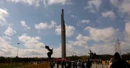 Латвийца, который повредил молотком мемориал советским освободителям Риги в первые дни вторжения в Украину, заочно арестовали в России