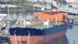 Bloomberg: Танкер российского "теневого флота" дрейфует в Средиземном море с 730 тысячами баррелей нефти на борту