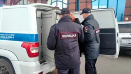 В Ростовской области находившийся в федеральном розыске мужчина подорвал гранату при попытке его задержания — он погиб на месте, двое полицейских ранены, — МВД