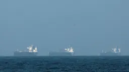 После взрыва на танкере у берегов Кувейта началась утечка нефти