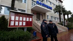 Суд в Сочи назначил до 3,5 лет колонии двум полицейским, избившим молодого человека за отказ сказать пароль от телефона