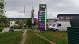 «Не более 20 литров в одни руки». В Крыму установили лимит на продажу бензина