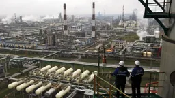 📝 Украинские атаки серьезно нарушили работу важнейших нефтяных портов России — Усть-Луги и Приморска