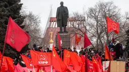 Двое кандидатов от КПРФ отстранены от участия в парламентских выборах в Омской области из-за фотографии с логотипом "экстремистского" Facebook