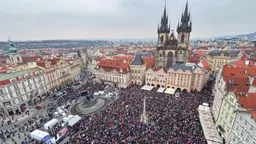 🇨🇿 В воскресенье десятки тысяч людей вышли на улицы в Праге и ряде других городов Чехии, чтобы поддержать президента страны Петра Павела