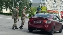 Жителя Амурской области остановили на улице, избили и заставили подписать контракт