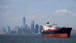 Нефтедобыча в России упала шестой месяц подряд