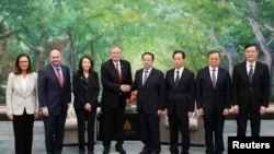 美参院跨党派议员团访沪 与市长龚正会面
