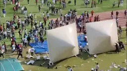 球王梅西印度見面會引發混亂，憤怒球迷向球場投擲椅子和瓶子