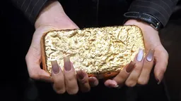 Цена фьючерса на золото на Comex превысила 4700 долларов за унцию