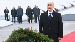Путин возложил цветы к мемориалу "Рубежный камень" в Петербурге
