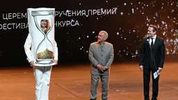 Сергей Собянин и Фанни Ардан стали лауреатами спецпремии "Золотая Маска"