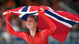 Норвежский конькобежец выиграл золото на дистанции 5000 м на Играх