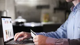 Рост российской онлайн-торговли оказался минимальным за восемь лет