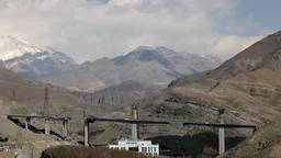 Рынки живут заголовками: война с Ираном держит нефть выше $100 и усиливает волатильность