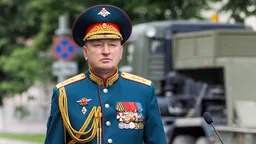 Экс-командующий Центральным и Ленинградским военными округами генерал-полковник Александр Лапин может получить должность председателя комитета по обороне в Госдуме