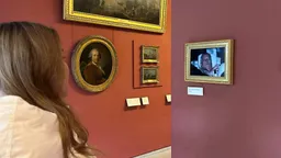 В Лувре активисты повесили снимок экс-принца Эндрю после задержания