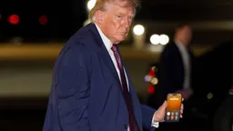 Axios: Трамп говорит по телефону с Зеленским