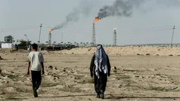 Администрация президента США Дональда Трампа рассматривает дальнейшее смягчение санкций против России в нефтяной сфере, передает Reuters