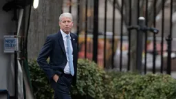 США пока не могут сопровождать суда через Ормузский пролив -- министр энергетики